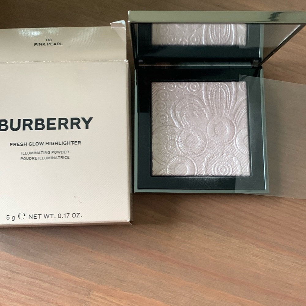 Burberry Fresh Glow Highlighter
Colour: PINK PEARL 03